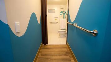 Standard Double Twin Room | Bilik Mandi | Pancuran mandi, kelengkapan dandanan diri percuma, pengering rambut