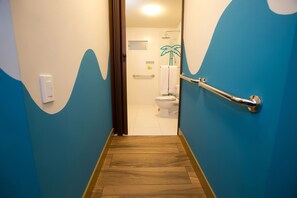 Standard Double Twin Room | Bathroom | Shower, free toiletries, hair dryer, towels - ibis Styles Lima Conquistadores (Lima)