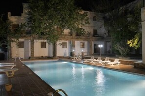 Piscina a l'aire lliure de temporada (horari: 11:00-20:00) i gandules 