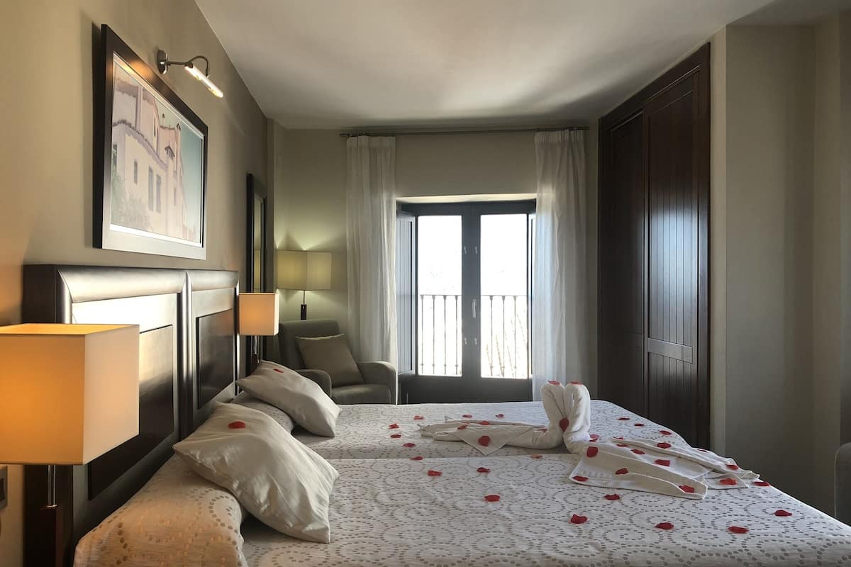 Camera Romantica con 2 letti singoli | Una scrivania, postazione laptop, tende oscuranti, Wi-Fi gratuito