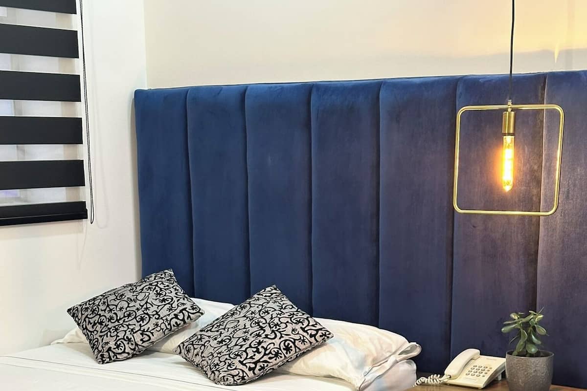 Minibar, coffres-forts dans les chambres, bureau, Wi-Fi gratuit