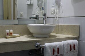 Standard Twin Room | Bilik Mandi | Pancuran mandi, kelengkapan dandanan diri percuma, pengering rambut 