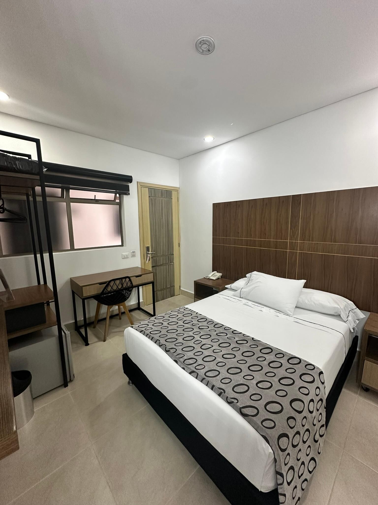 Frigobar, cofres nos quartos, escrivaninha, Wi-Fi de cortesia