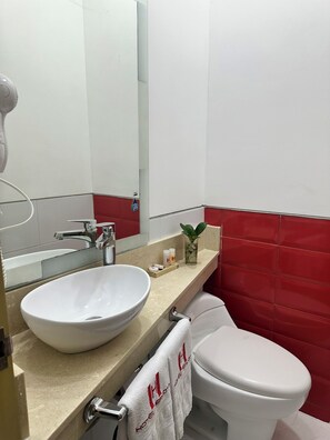 Standard Twin Room | Bilik Mandi | Pancuran mandi, kelengkapan dandanan diri percuma, pengering rambut 