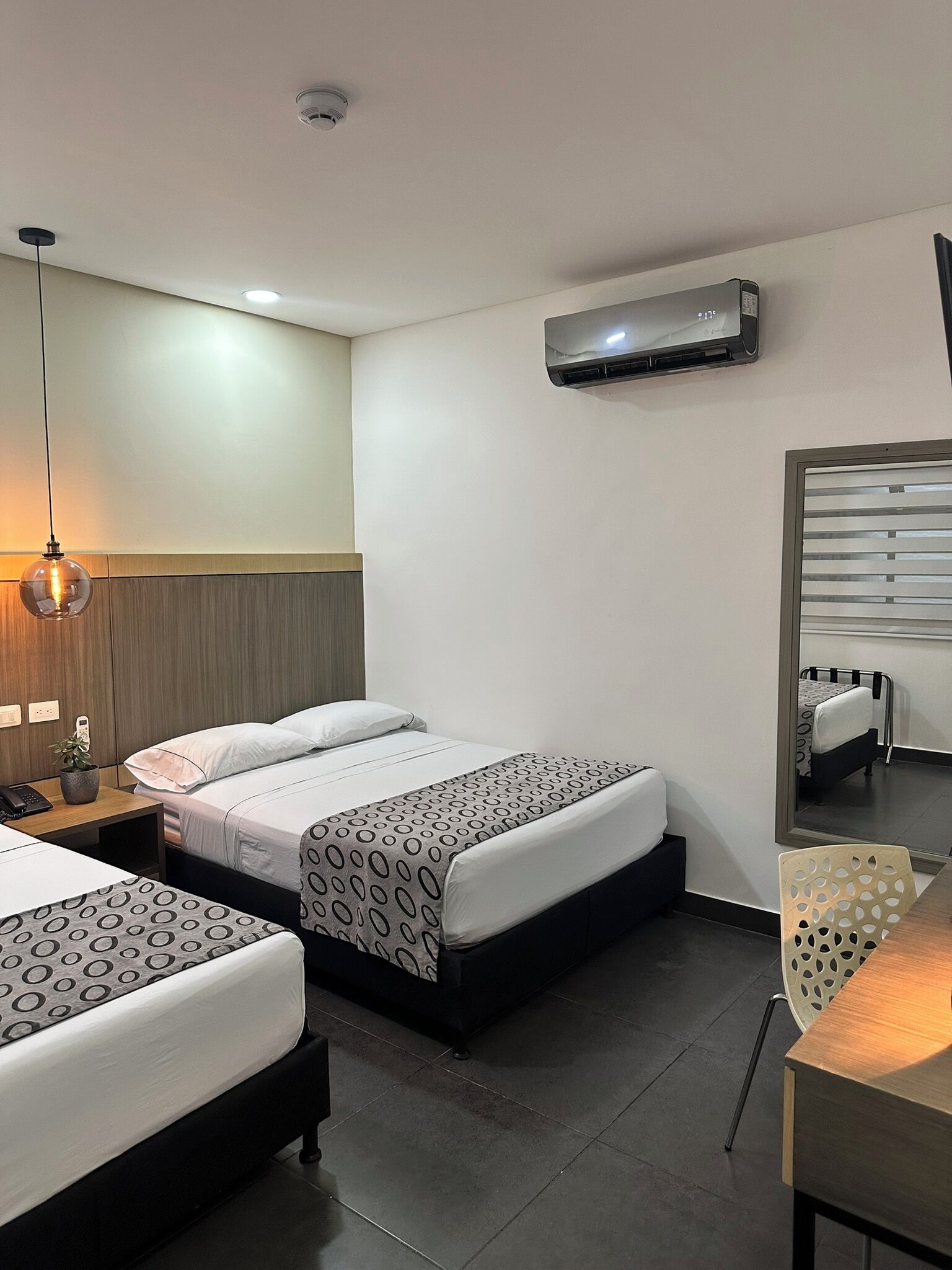 Standard Twin Room | Bar mini, peti besi dalam bilik, meja, Wi-fi percuma 