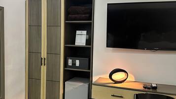 Standard Twin Room | Bar mini, peti besi dalam bilik, meja, Wi-fi percuma