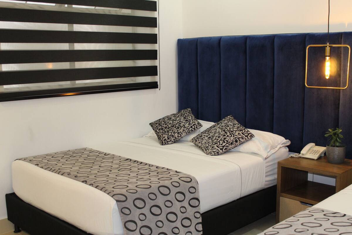 Habitación triple estándar | Minibar, caja fuerte, escritorio y wifi gratis