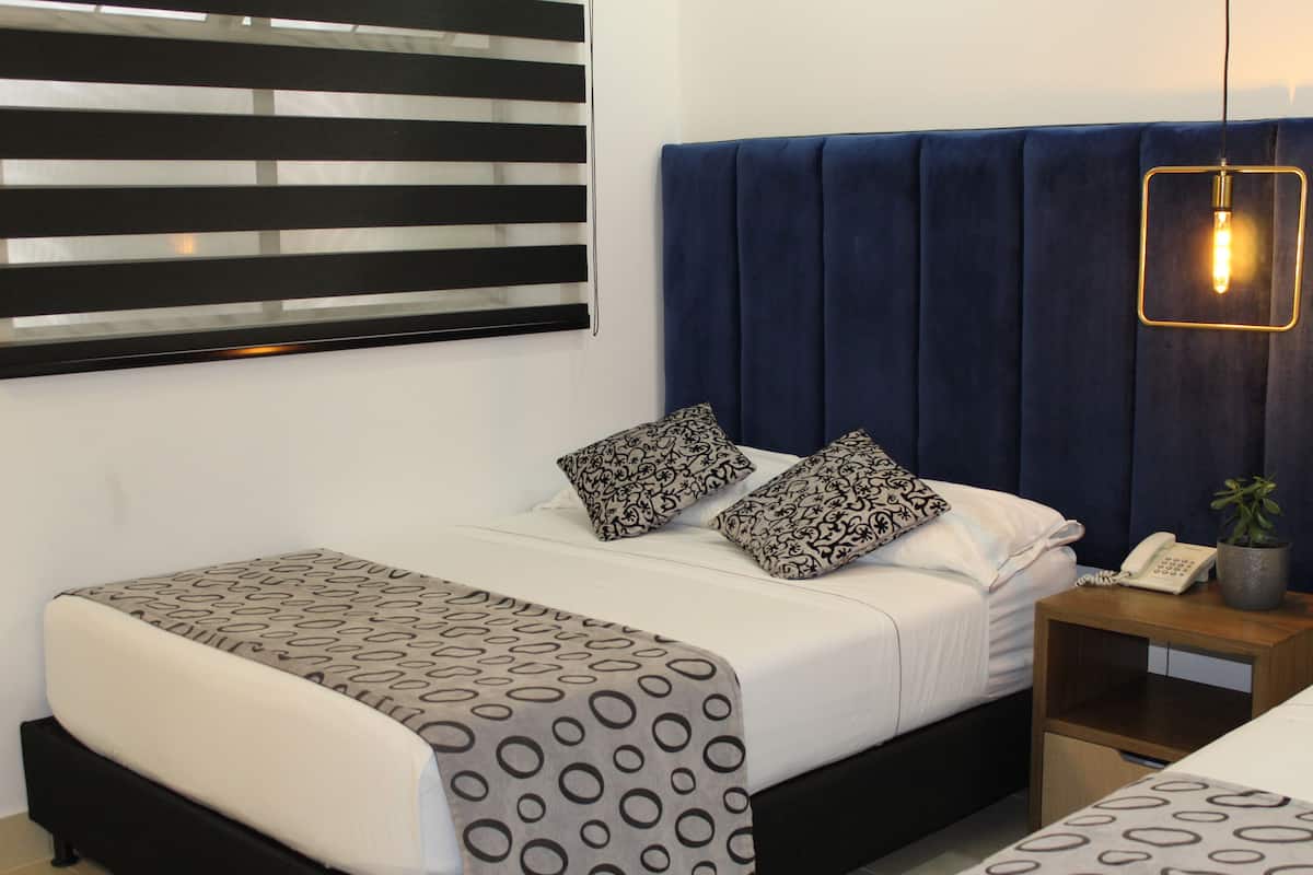 Habitación triple estándar | Minibar, caja de seguridad en la habitación, escritorio y wifi gratis