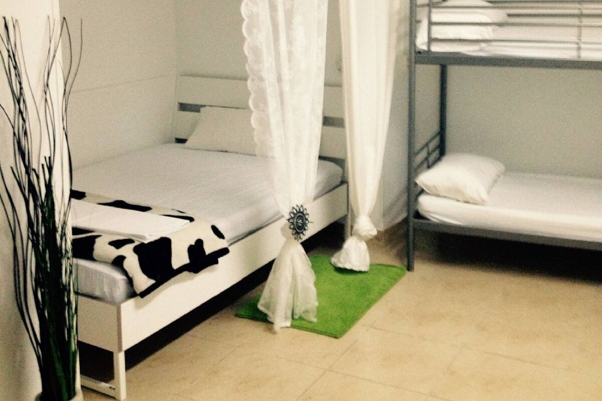 Egyptian cotton sheets, in-room safe, blackout drapes