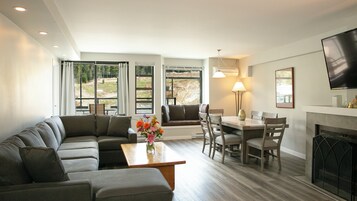 套房, 2 间卧室 (Suite 202, Two Bedrooms, Bronze) | 起居区 | 37-英寸纯平电视（配备有线频道）、电视、DVD 播放器