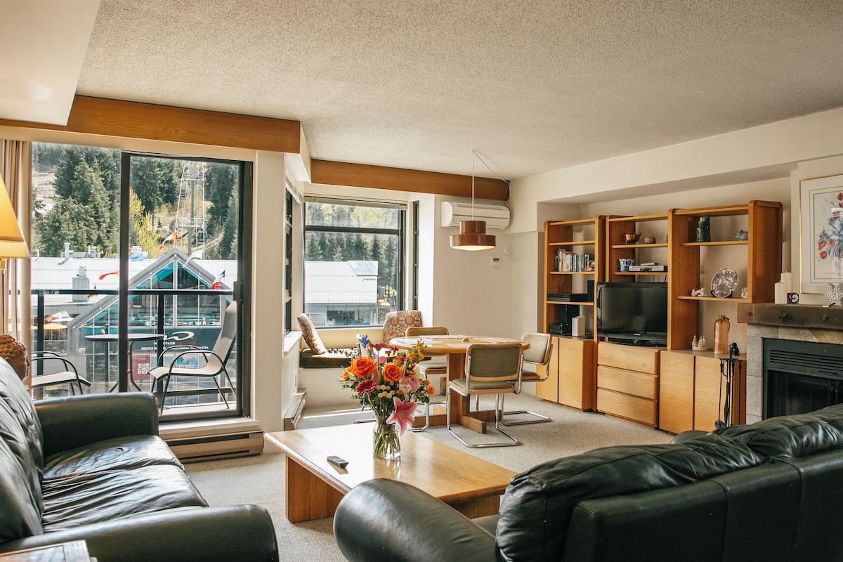 Suite 305, Two Bedrooms, Bronze | Wohnbereich | 37-Zoll-Flachbildfernseher mit Kabelempfang, Fernseher, DVD-Player