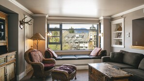 标准套房, 1 张双人床和 1 张沙发床 | 起居区 | 37-英寸纯平电视（配备有线频道）、电视、DVD 播放器