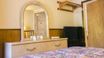 Habitación estándar, 1 cama Queen size | Área de sala de estar | Televisión de pantalla plana
