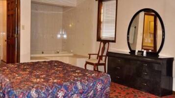 Escritorio, tabla de planchar con plancha, wifi gratis y ropa de cama