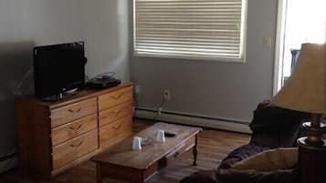 Departamento, 2 camas matrimoniales (Ground Floor) | Área de sala de estar | Televisión de pantalla plana