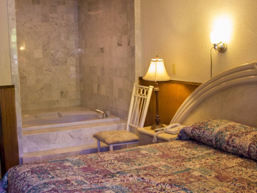 Suite, 1 queensize bed, bubbelbad | Een bureau, een strijkplank/strijkijzer, gratis wifi, beddengoed