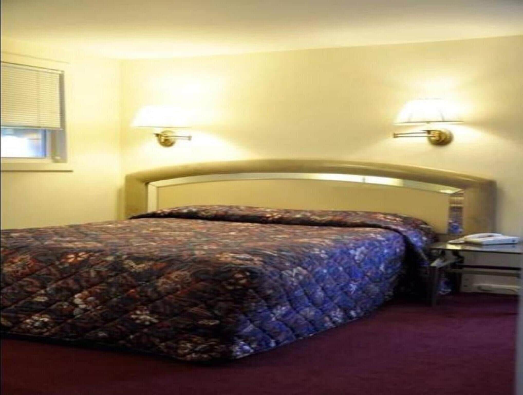 Escritorio, tabla de planchar con plancha, wifi gratis y ropa de cama 