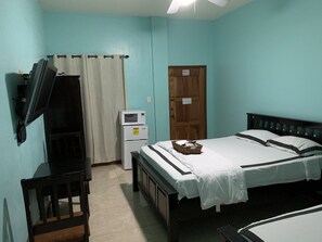 Premium bedding, desk, iron/ironing board, free WiFi - Hotel Ocean Paradise (San Pedro)