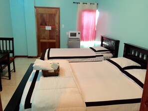 Habitación estándar doble, 2 camas de matrimonio, junto a la playa | Ropa de cama de alta calidad, escritorio, tabla de planchar con plancha