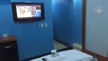 Standard Double Room, 1 Queen Bed | Premium bedding, desk, iron/ironing board, free WiFi