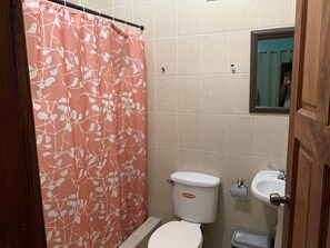 Shower, hair dryer, towels, soap - Hotel Ocean Paradise (San Pedro)
