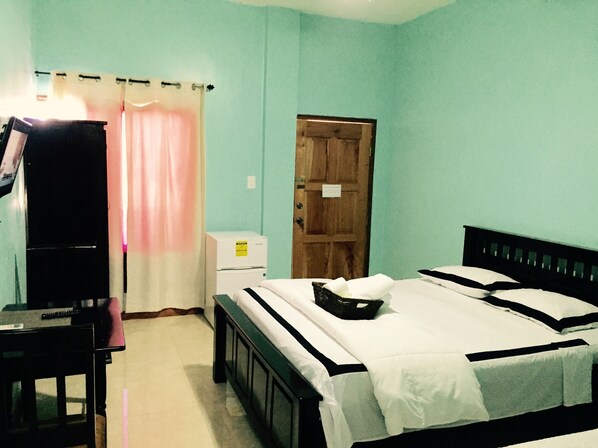 Premium bedding, desk, iron/ironing board, free WiFi