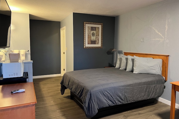 Standard Room, 1 Queen Bed, Non Smoking | WiFi (free), bed sheets