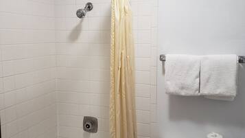 Combined shower/tub, towels