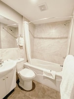 Bañera con ducha, bañera profunda, artículos de tocador gratuitos