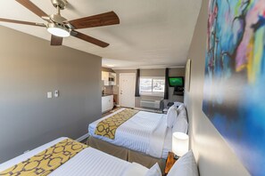 Rom – standard, 2 queensize-senger, ikke-røyk, tekjøkken | 1 soverom, sengetøy av topp kvalitet og individuelt dekorert