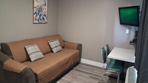Kamar Single Junior, 1 Tempat Tidur Queen | Area keluarga | Televisi layar datar 32-inci dengan saluran TV digital dan TV