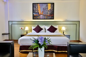 Minibar, in-room safe, desk, blackout drapes - Sky View Hotel Yangon (Yangon)