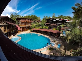 Una piscina al aire libre