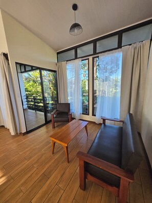 Standard Double or Twin Room, Garden View | Living area