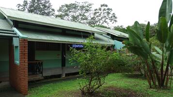 Double Room, Garden View | Living area