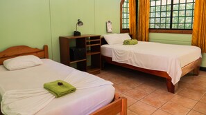 Quarto casal, vista para o jardim | Cofres nos quartos, escrivaninha, Wi-Fi de cortesia