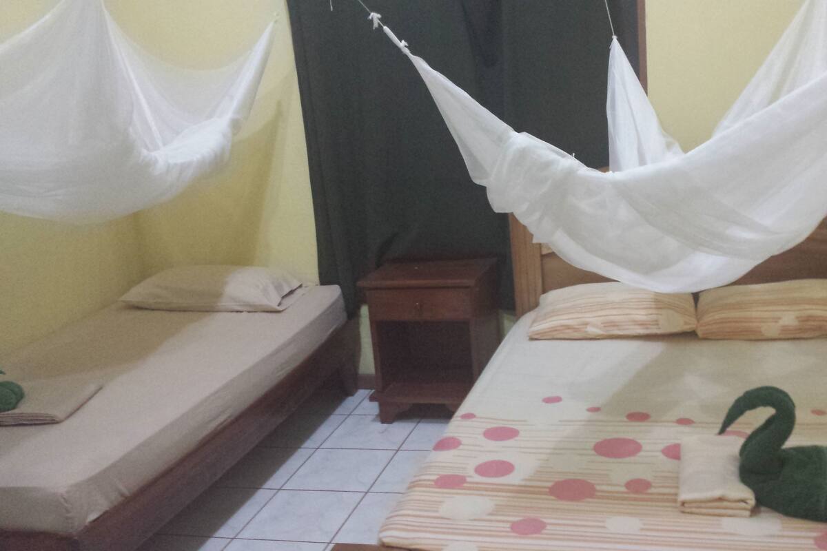 Vierpersoonskamer, uitzicht op tuin