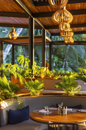 Se sirven desayunos y cocina internacional (con vistas a la piscina)