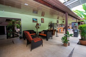 Réfrigérateur dans l'espace commun, micro-ondes, four, grille-pain