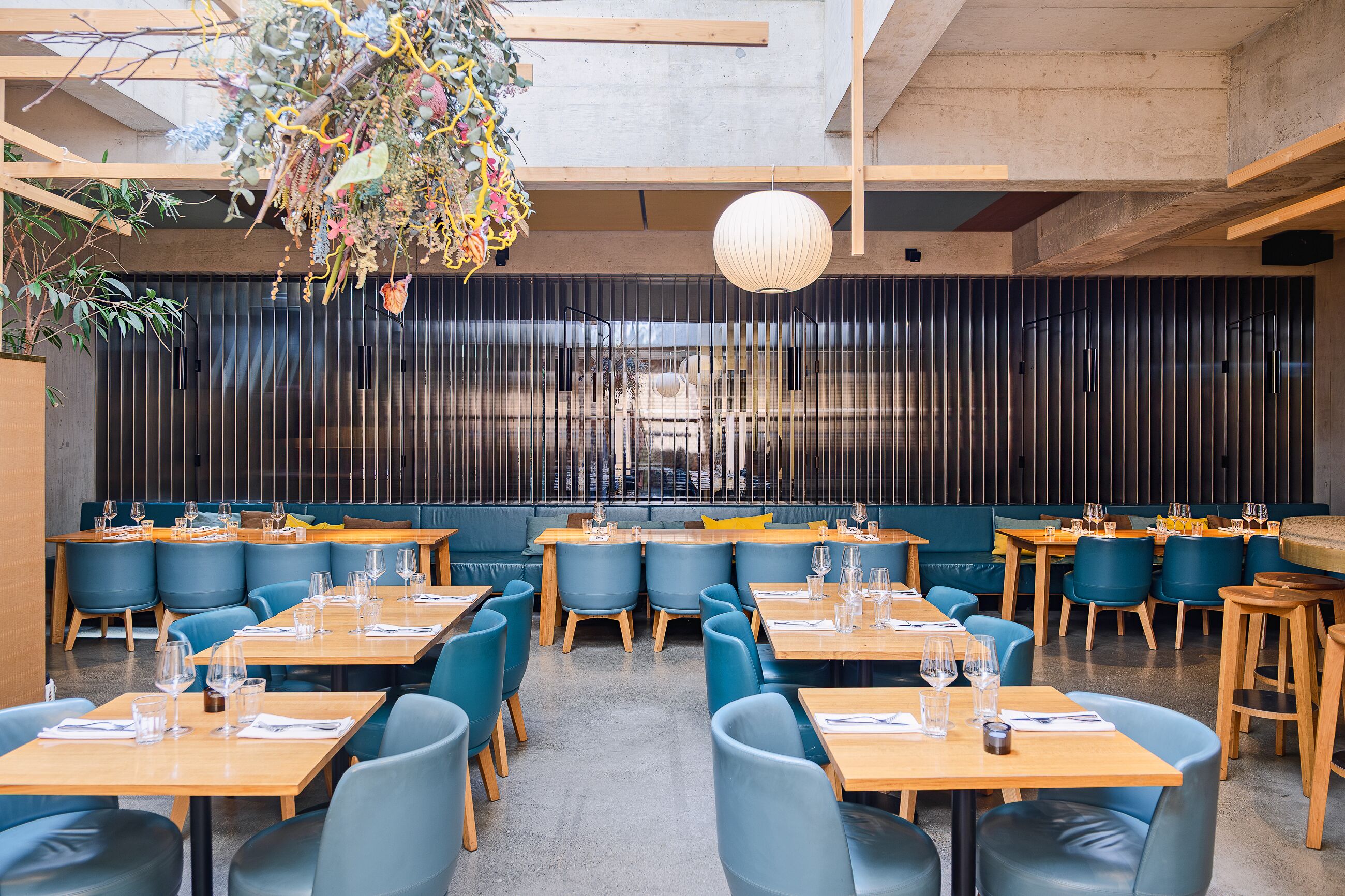 lunch, dinner, brunch served; international cuisine