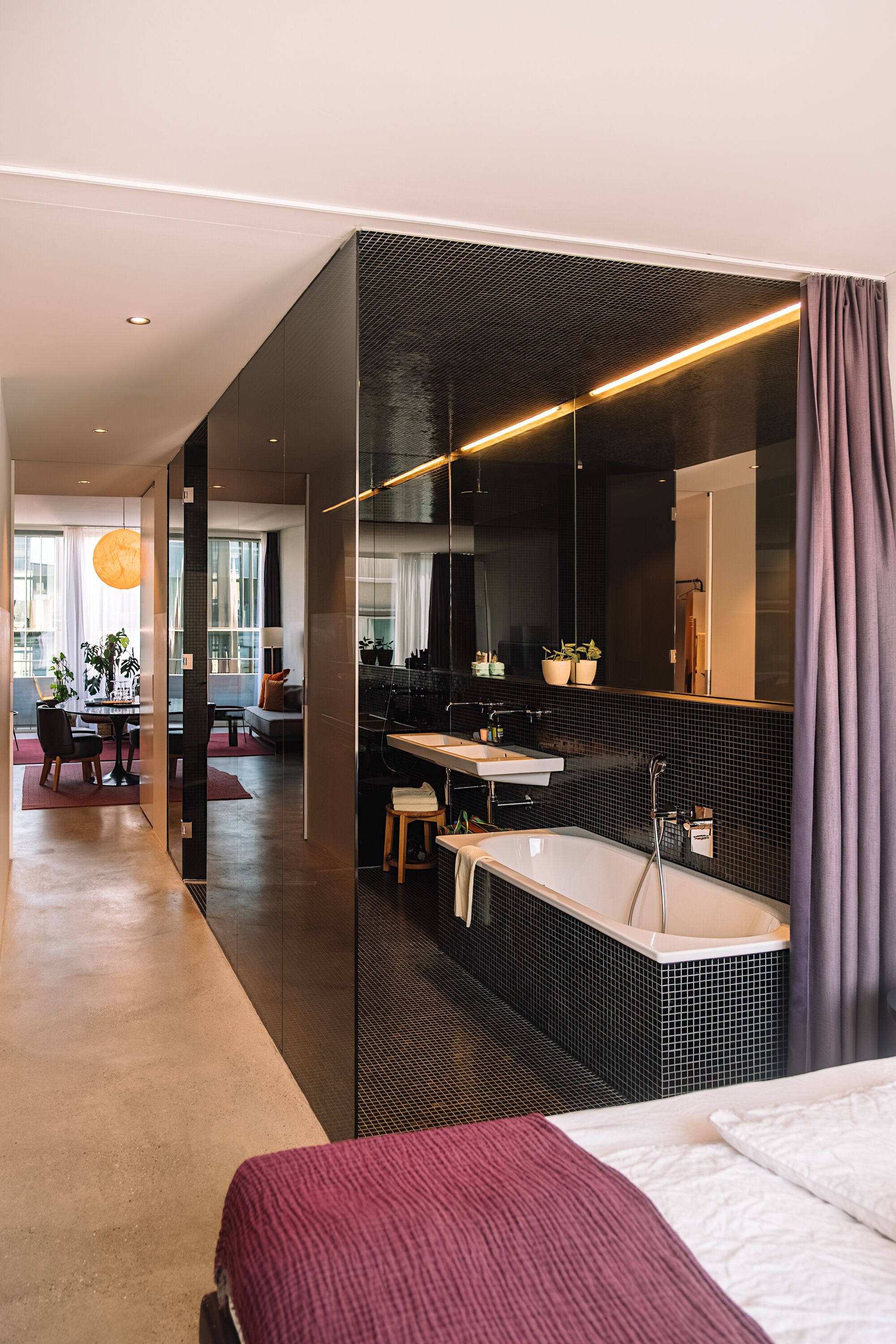 Design-kattohuoneisto | Kylpyhuone | Ilmaiset hygieniatuotteet, hiustenkuivaaja, kylpytakit, tohvelit