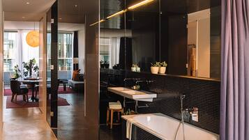 Design-kattohuoneisto | Kylpyhuone | Ilmaiset hygieniatuotteet, hiustenkuivaaja, kylpytakit, tohvelit