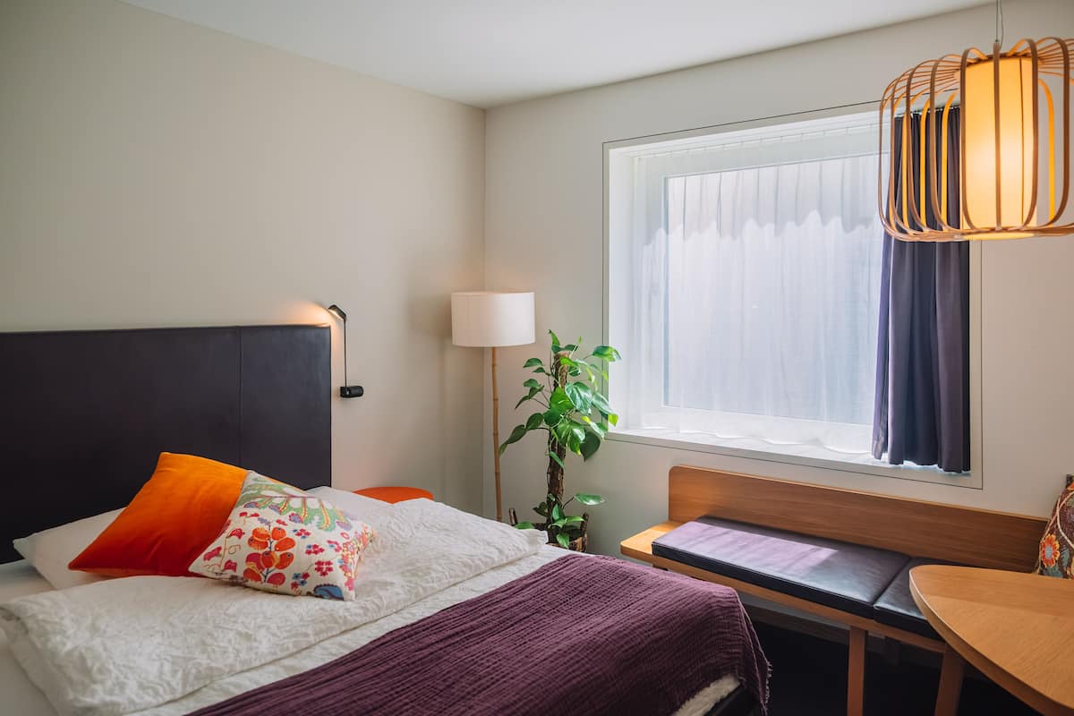 Caja de seguridad en la habitación y decoración personalizada