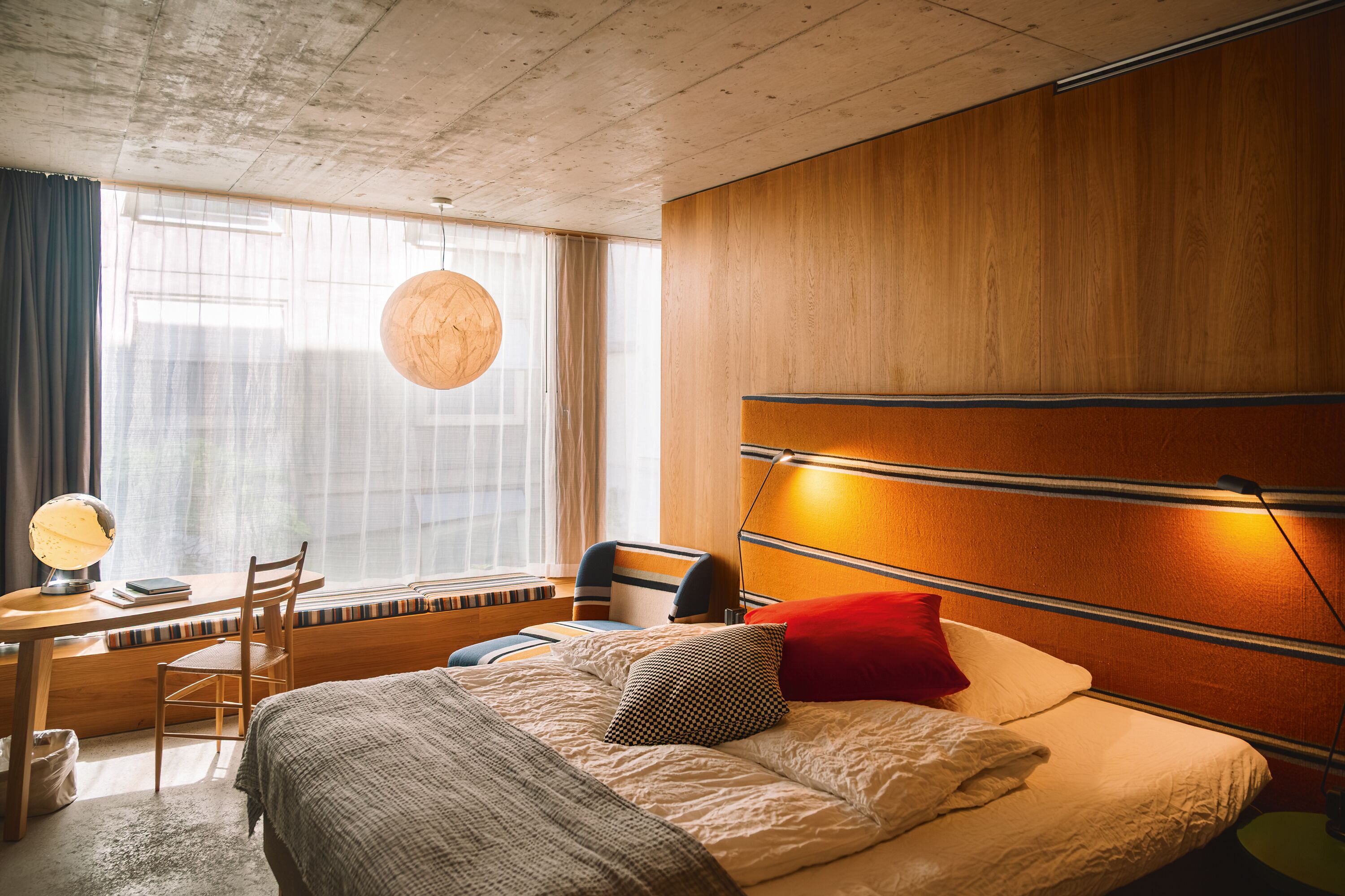 خزنة داخل الغرفة وبديكورات فريدة لكل غرفة وطراز فريد لكل وحدة ومكتب