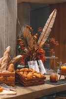 Desayuno buffet diario (CHF 28.00 por persona)