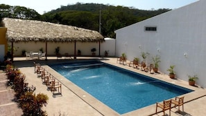 Una piscina al aire libre