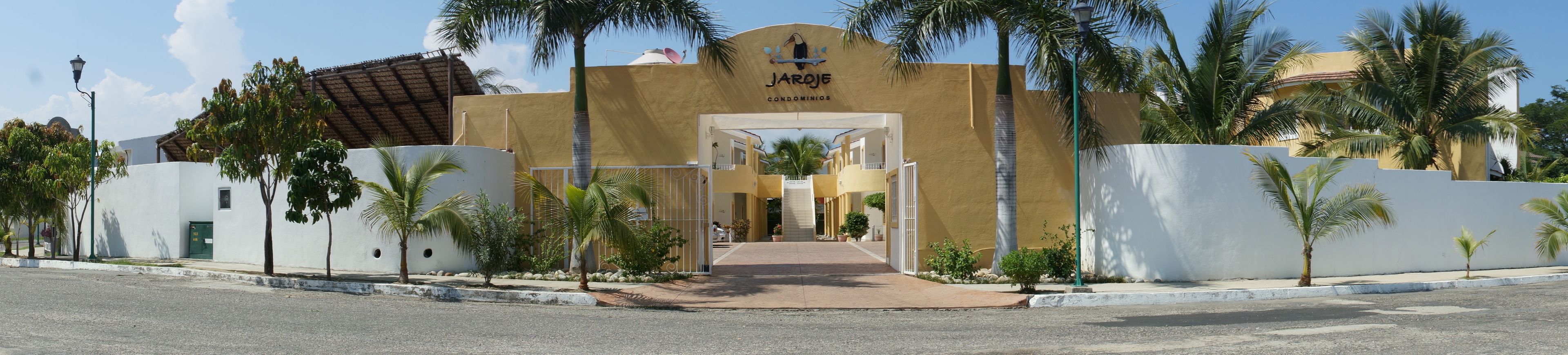 Vista frontal de la propiedad