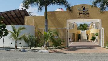 Vista frontal de la propiedad