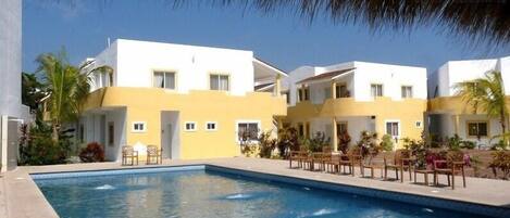 Hồ bơi ngoài trời