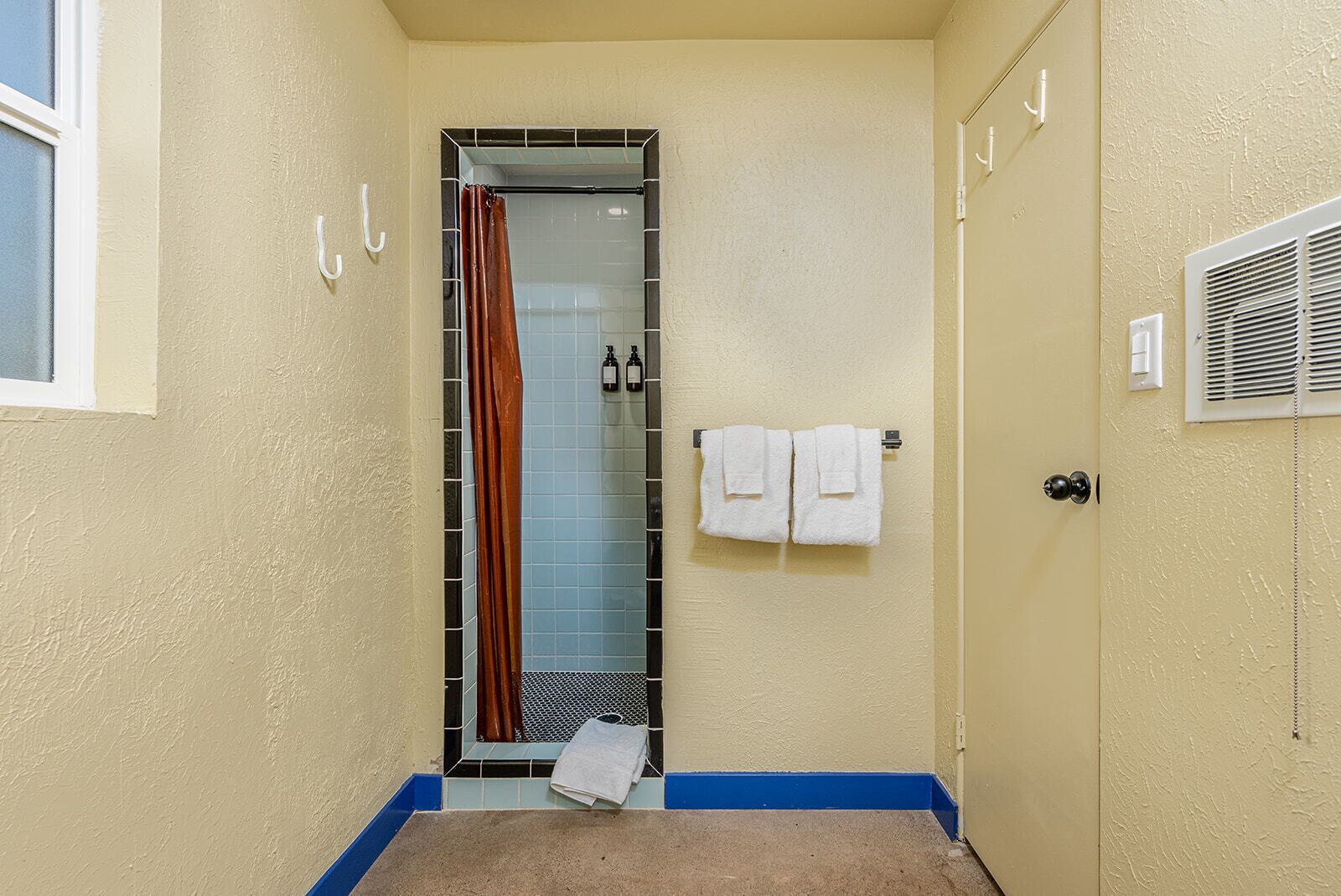 Habitación estándar, 1 cama King size | Baño | Amenidades de baño gratuitas, secadora de cabello, toallas 